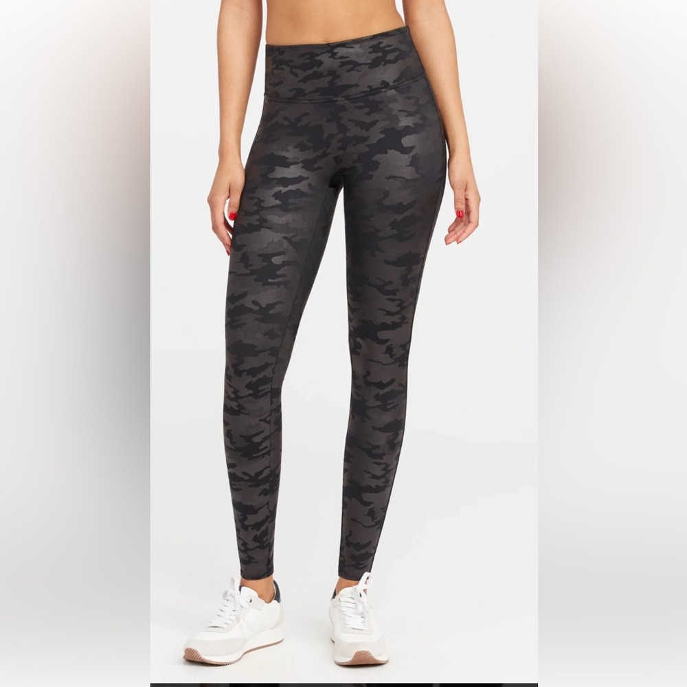 Women's Black Camo Leggings - Sleek High-Waist Active Legging